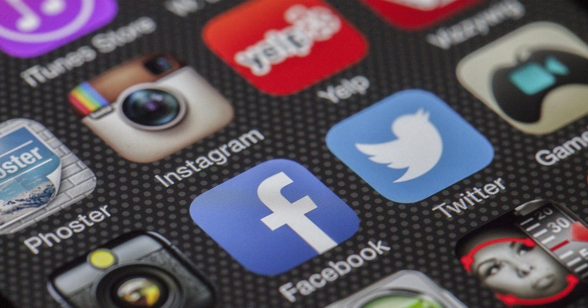 主题大赛 App 主界面在手机屏幕上展示，淡紫色渐变背景下呈现赛事卡片列表与顶部推荐横幅，整体氛围清爽现代